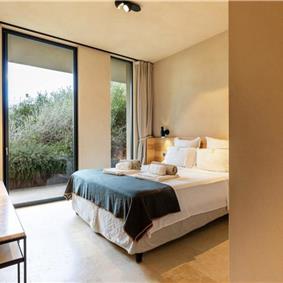 4 bedroom villa with infinity pool and sea views near Noto, Sicily, sleeps 8